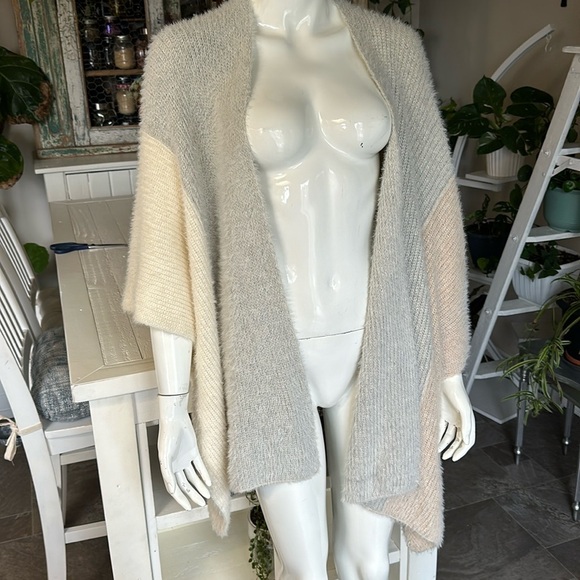 anthropologie Saturday Sunday 50% acrylic 50% POLYAMID super soft poncho shrug - Picture 2 of 9